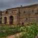 La facciata principale della Masseria Jesce: ci che attira pi l'attenzione  la presenza di tre massicci archi a tutto sesto, il primo dei quali a partire da sinistra costituisce l'entrata principale del complesso